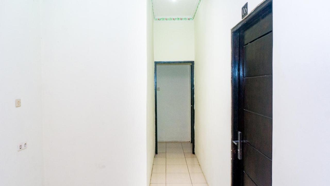 Reddoorz Near Sentani Airport Jayapura Hotel Exterior photo