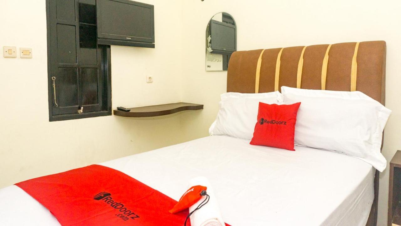 Reddoorz Near Sentani Airport Jayapura Hotel Exterior photo